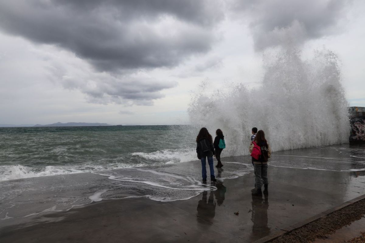 Κακοκαιρία Gaia: Άγριος καιρός με κύματα “τσουνάμι” – Πού χρειάζεται προσοχή