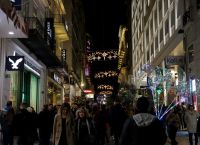Εορταστικό ωράριο: Ανοιχτά καταστήματα την Κυριακή [11/12]