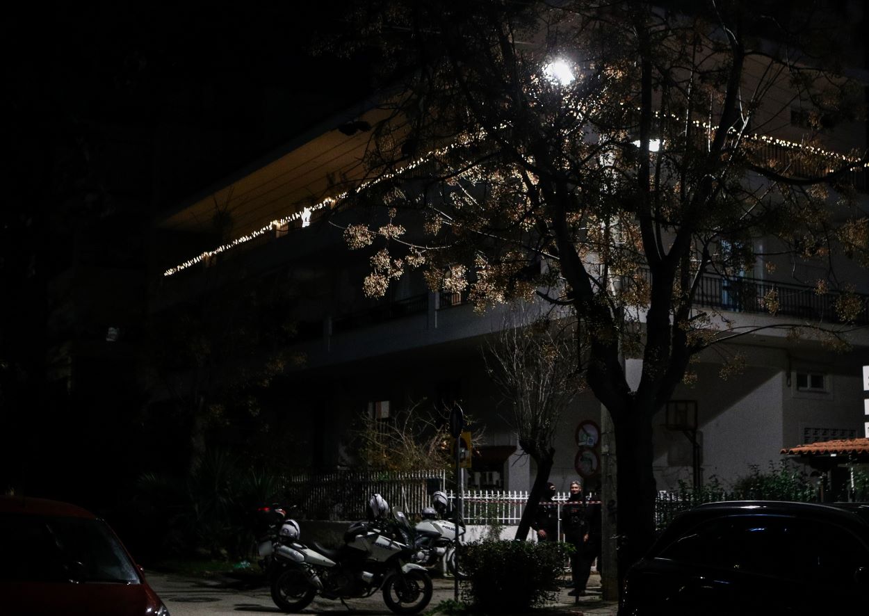 Δολοφονία στο Μαρούσι: Στον ανακριτή ανηλίκων η 17χρονη – Σκότωσε με 40 μαχαιριές την 22χρονη φίλη της