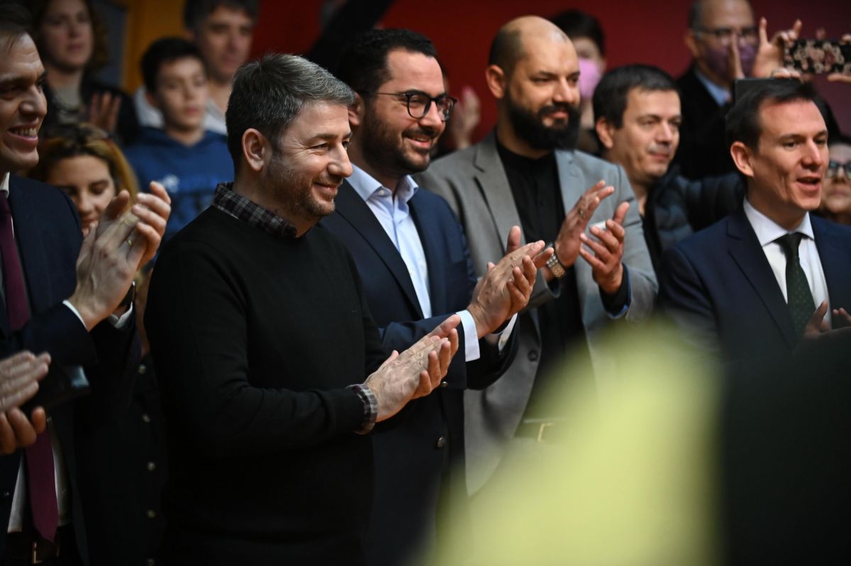 Πρωτοχρονιάτικα κάλαντα από την Ήπειρο και την Κρήτη έψαλαν στο Νίκο Ανδρουλάκη [pic]