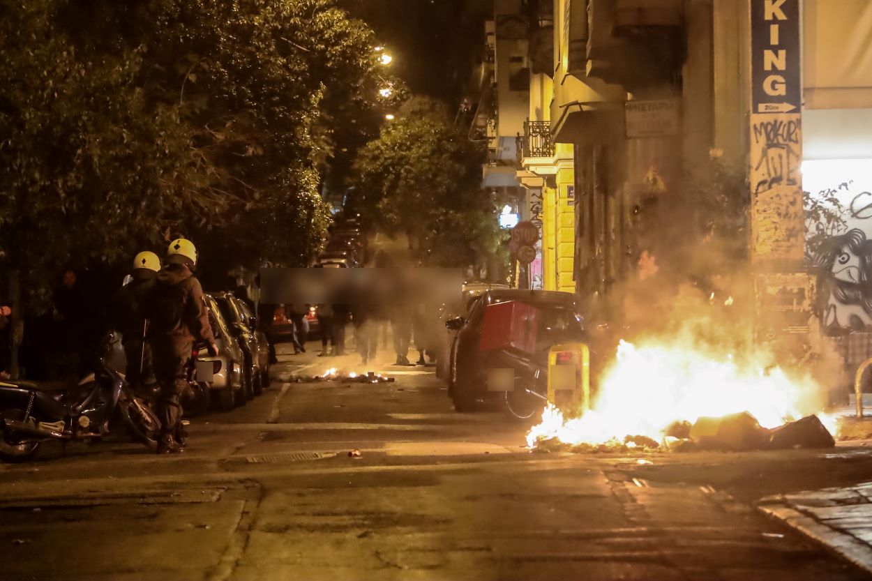 Επεισόδια στα Εξάρχεια – Μολότοφ και δακρυγόνα