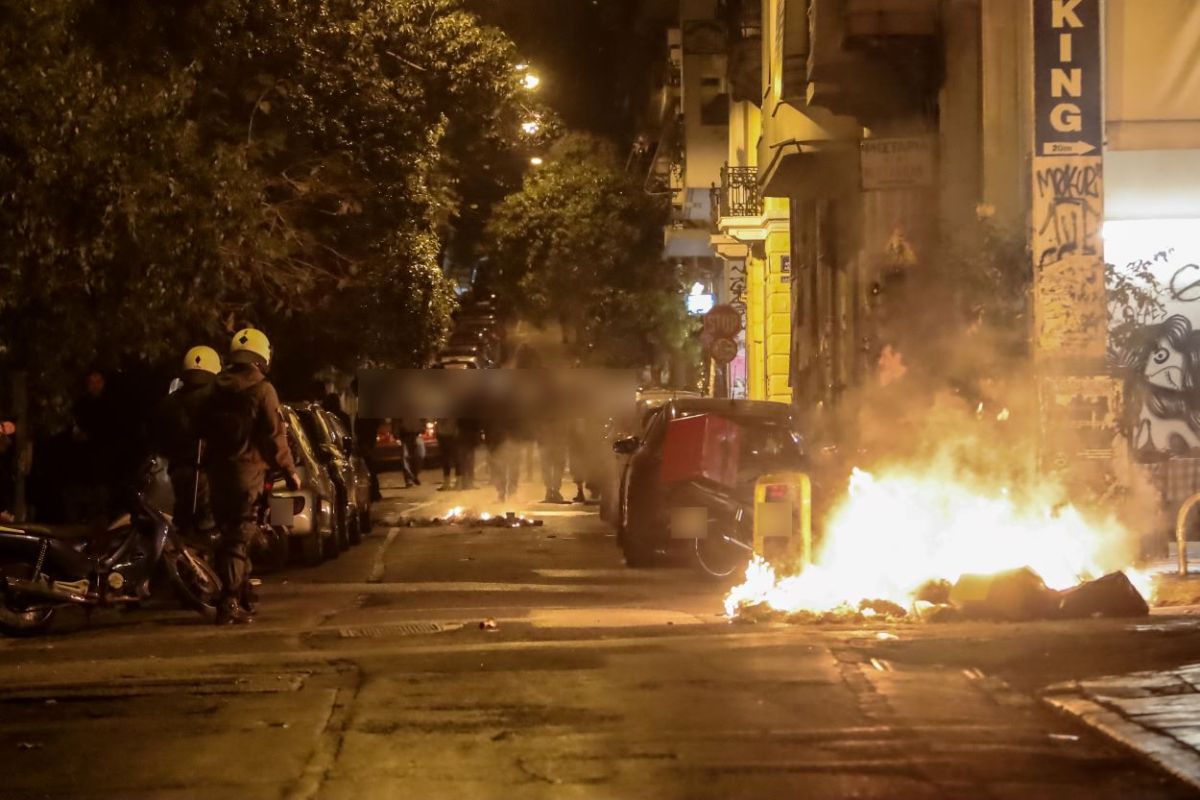 Επεισόδια στα Εξάρχεια – Μολότοφ και δακρυγόνα