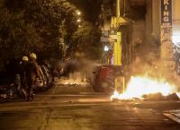 Επεισόδια στα Εξάρχεια – Μολότοφ και δακρυγόνα