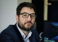 Ηλιόπουλος για αντικαπνιστικό: Nα εφαρμόζεται ο νόμος, όχι να κόβει πρόστιμα ο υπουργός μέσω twitter