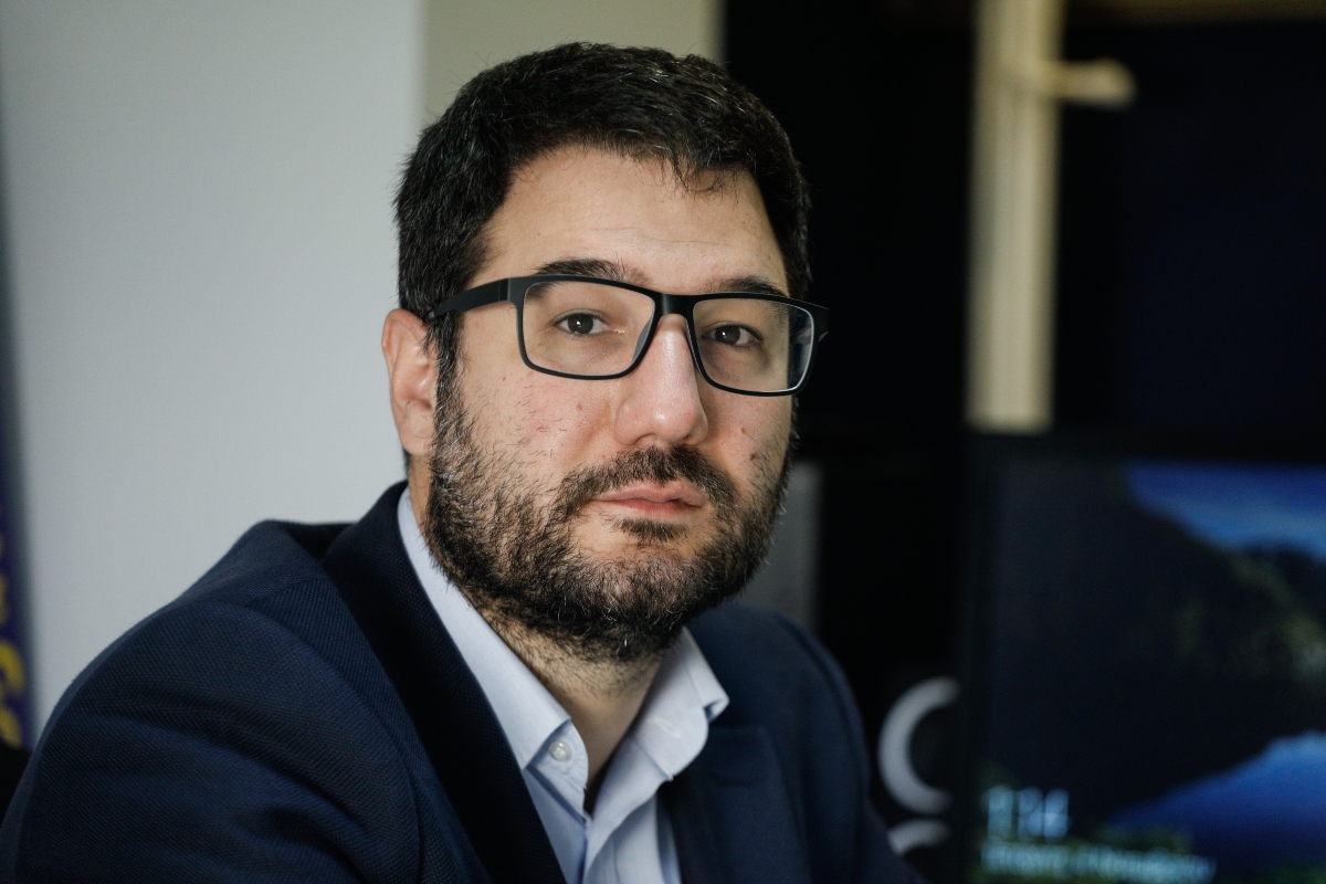 Ηλιόπουλος για αντικαπνιστικό: Nα εφαρμόζεται ο νόμος, όχι να κόβει πρόστιμα ο υπουργός μέσω twitter