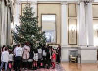 President Sakellaropoulou decorates Christmas tree with children from Chatzikiriakio orphanage President Sakellaropoulou decorates Christmas tree with children from Chatzikiriakio orphanage