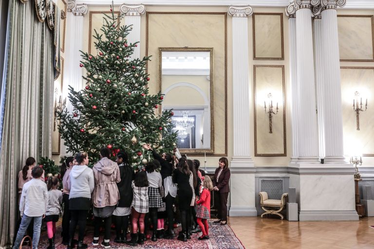 President Sakellaropoulou decorates Christmas tree with children from Chatzikiriakio orphanage