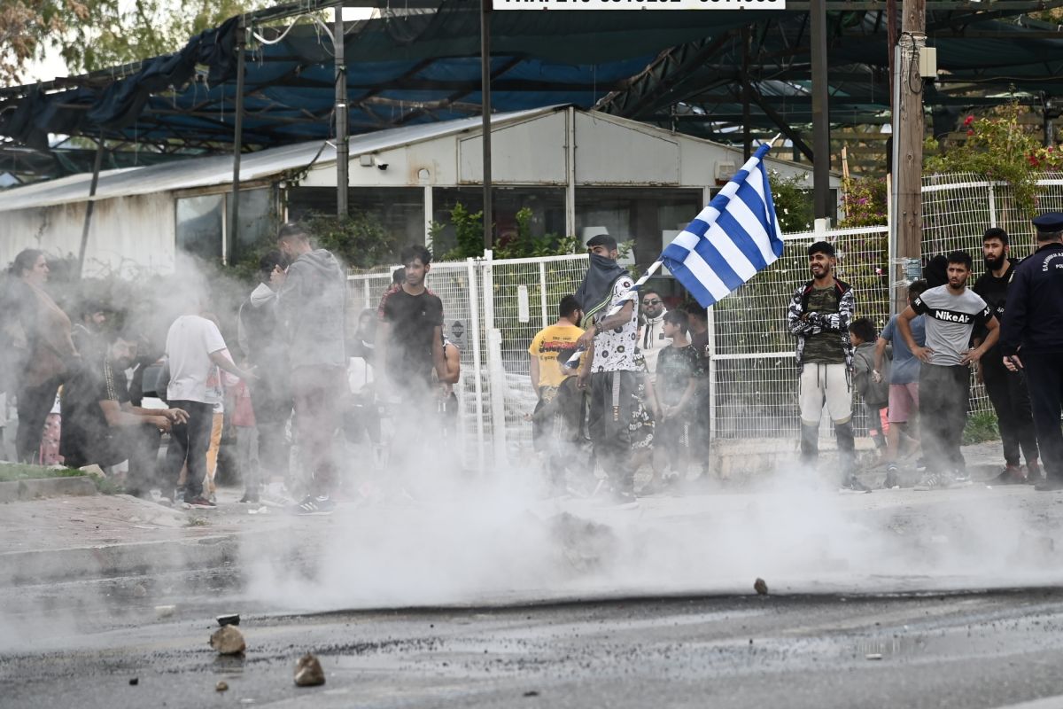 Μεσογείων: Κλειστή στο ύψος του Νομισματοκοπείου – Ρομά άναψαν φωτιές σε κάδους