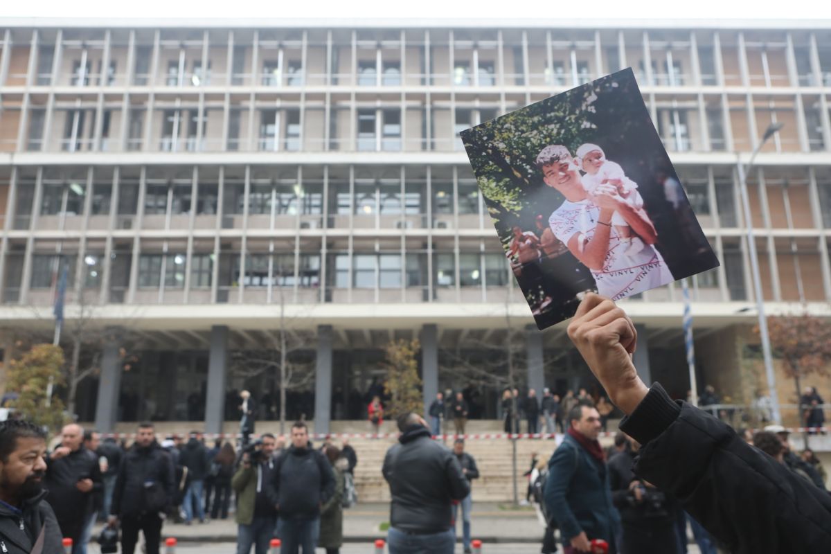 Τι υποστήριξε στην απολογία του ο αστυνομικός για τον πυροβολισμό στον 16χρονο