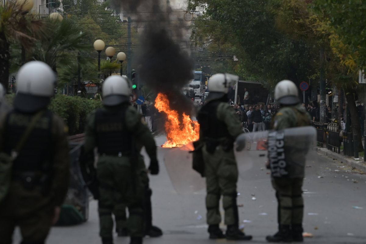 Επεισόδια στην ΑΣΟΕΕ: Πάνω από 10 προσαγωγές στη Νομική