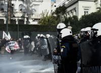 Eπεισόδια έξω από τη Βουλή στην πορεία των εκπαιδευτικών [pics]
