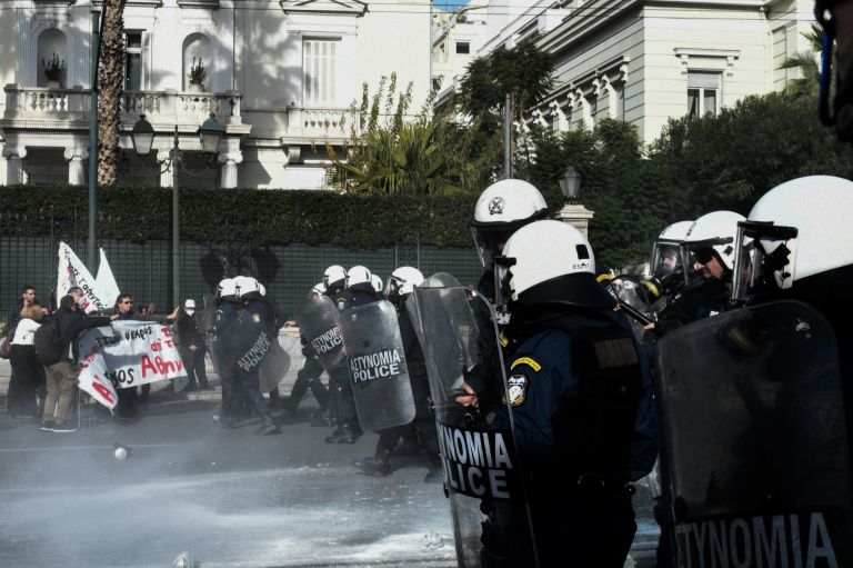 Eπεισόδια έξω από τη Βουλή στην πορεία των εκπαιδευτικών [pics]