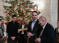 Μητσοτάκης: Χριστουγεννιάτικα κάλαντα από διάφορες περιοχές της χώρας άκουσε ο πρωθυπουργός [pics]