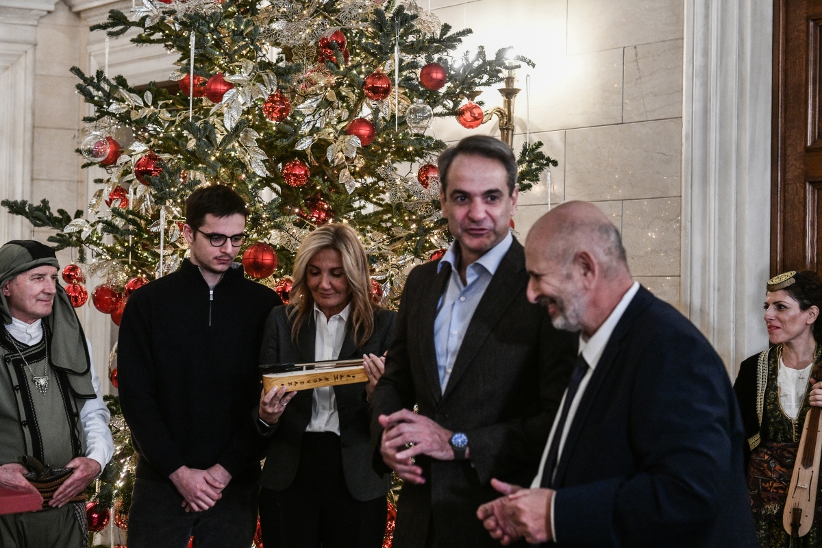 Μητσοτάκης: Χριστουγεννιάτικα κάλαντα από διάφορες περιοχές της χώρας άκουσε ο πρωθυπουργός [pics]