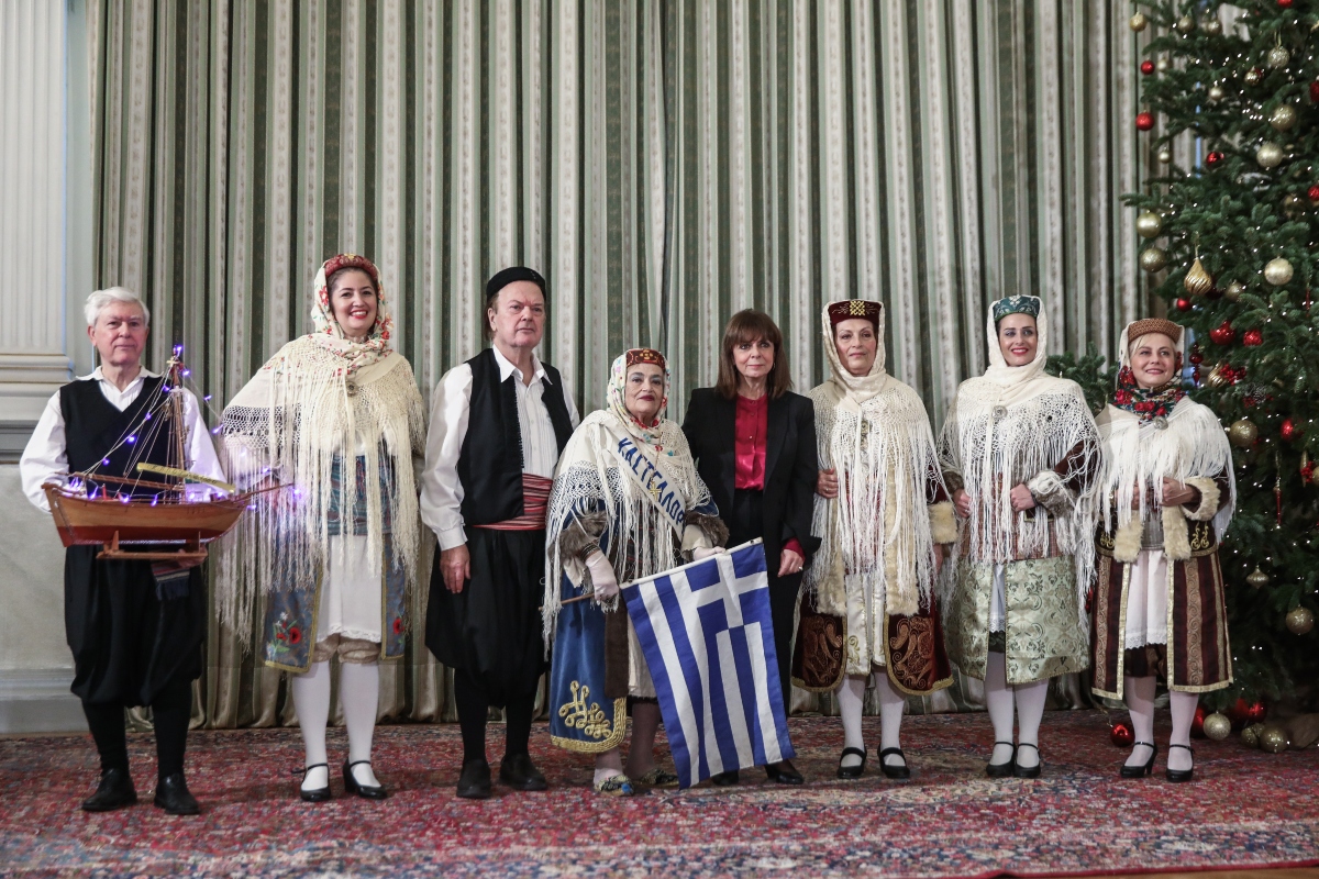 Χριστούγεννα 2022: Παραδοσιακά Κάλαντα Χριστουγέννων από ολόκληρη την Ελλάδα άκουσε η ΠτΔ