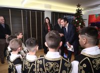 Χριστούγεννα 2022: Τσίπρας και Μπαζιάνα άκουσαν τα Χριστουγεννιάτικα κάλαντα στην Κουμουνδούρου [pics]