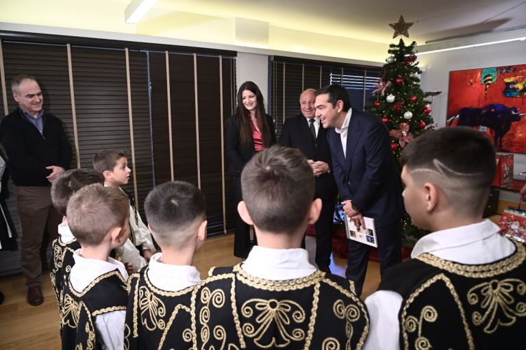 Χριστούγεννα 2022: Τσίπρας και Μπαζιάνα άκουσαν τα Χριστουγεννιάτικα κάλαντα στην Κουμουνδούρου [pics]