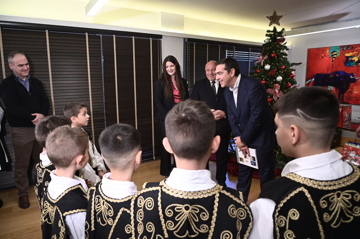 Χριστούγεννα 2022: Τσίπρας και Μπαζιάνα άκουσαν τα Χριστουγεννιάτικα κάλαντα στην Κουμουνδούρου [pics]