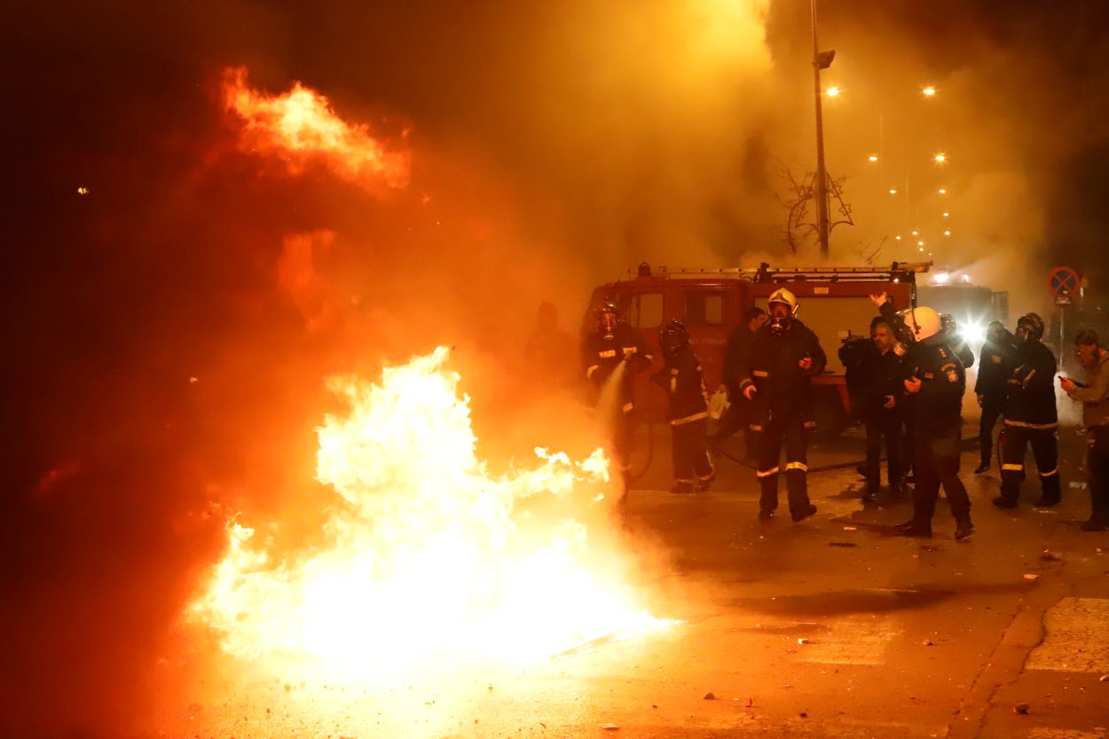 Επεισόδια στη Θεσσαλονίκη: Δύο αστυνομικοί τραυματίες και προσαγωγές