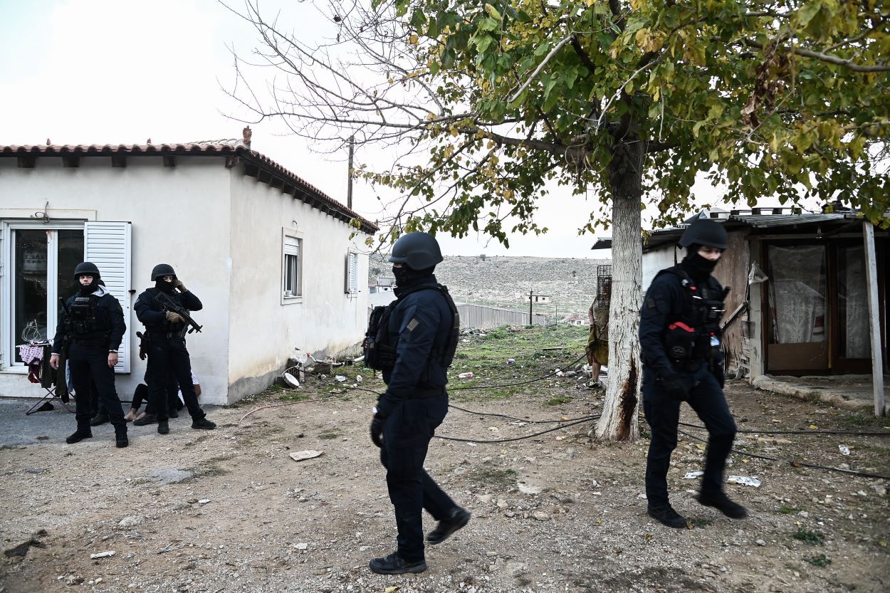 Σε εξέλιξη αστυνομικές επιχειρήσεις σε καταυλισμούς Ρομά στην Αττική