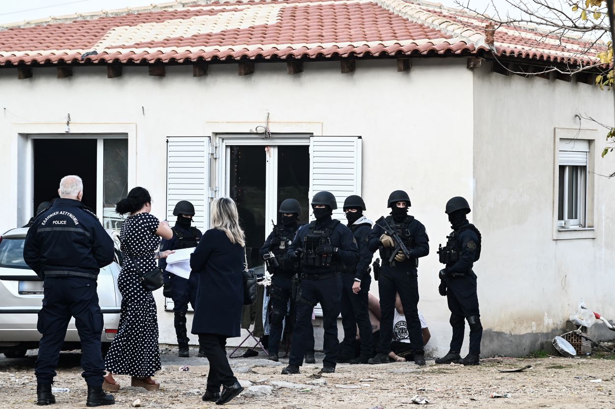 Δυτική Αττική: Έξι συλλήψεις και 15 προσαγωγές από την επιχείρηση της ΕΛΑΣ σε καταυλισμούς Ρομά