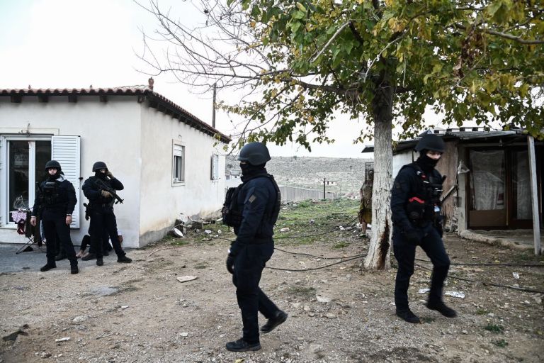 Σε εξέλιξη αστυνομικές επιχειρήσεις σε καταυλισμούς Ρομά στην Αττική