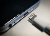 Κοινός φορτιστής: Σε 24 μήνες έρχεται το Lightning της Apple