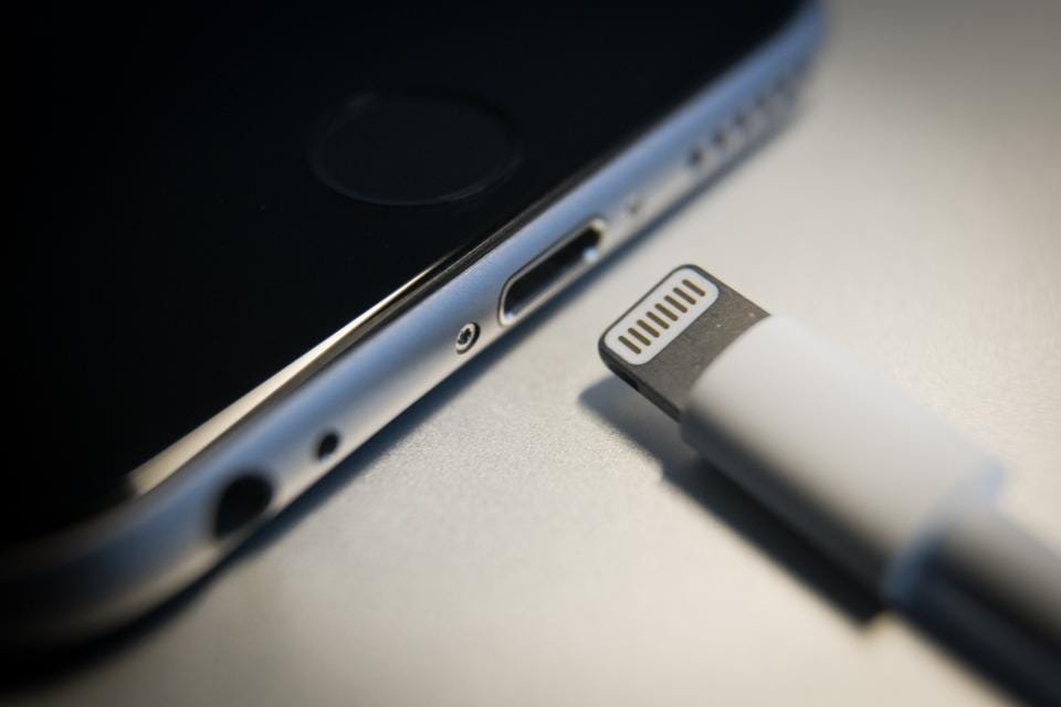 Κοινός φορτιστής: Σε 24 μήνες έρχεται το Lightning της Apple