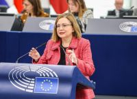 Σπυράκη: Ορισμός περιοχών για fast-track ανανεώσιμες, άμεσα φωτοβολταϊκά στις στέγες