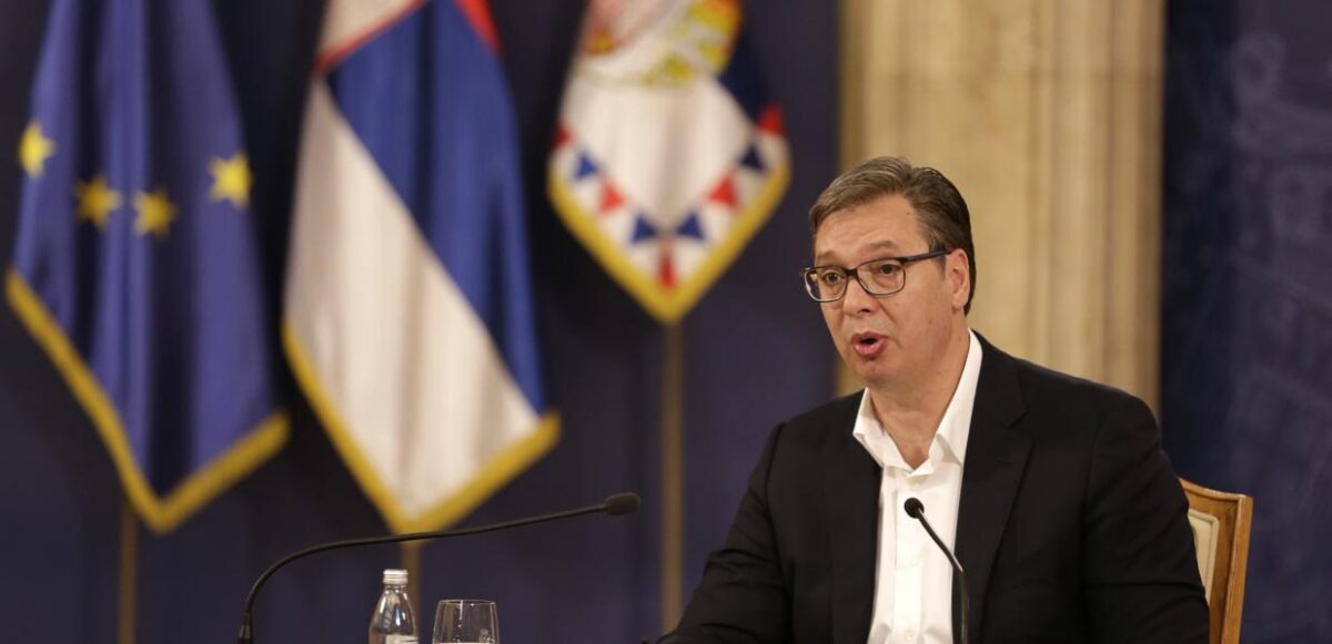 Ο πρόεδρος της Σερβίας Αλεξάνταρ Βούτσιτς καταστέλλει την αντιπολίτευση και τα μέσα ενημέρωσης
