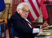 Κίσινγκερ: Είναι ώρα να επιτευχθεί ειρήνη μέσω διαπραγμάτευσης στην Ουκρανία