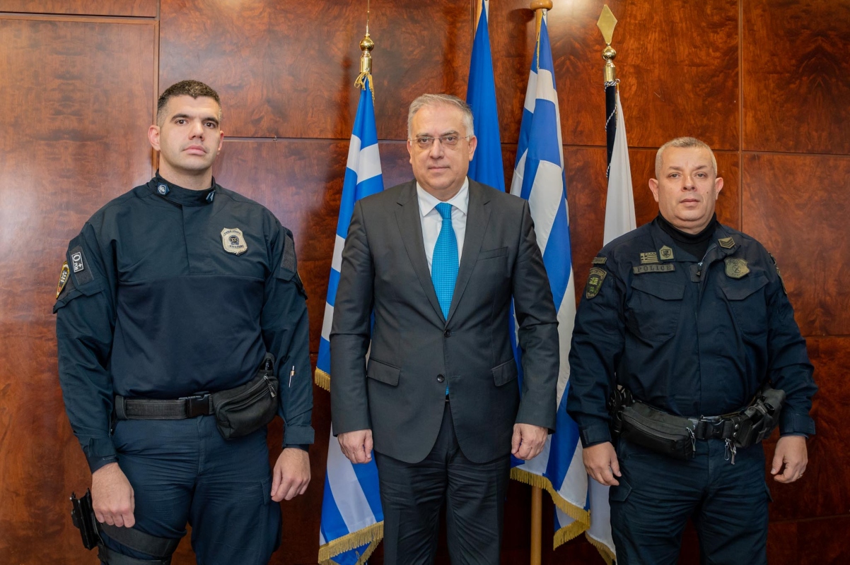 Θεοδωρικάκος: «Ευχαριστώ» στους αστυνομικούς που έσωσαν το βρέφος -«Αυτό είναι το αληθινό πρόσωπο της ΕΛ.ΑΣ.»