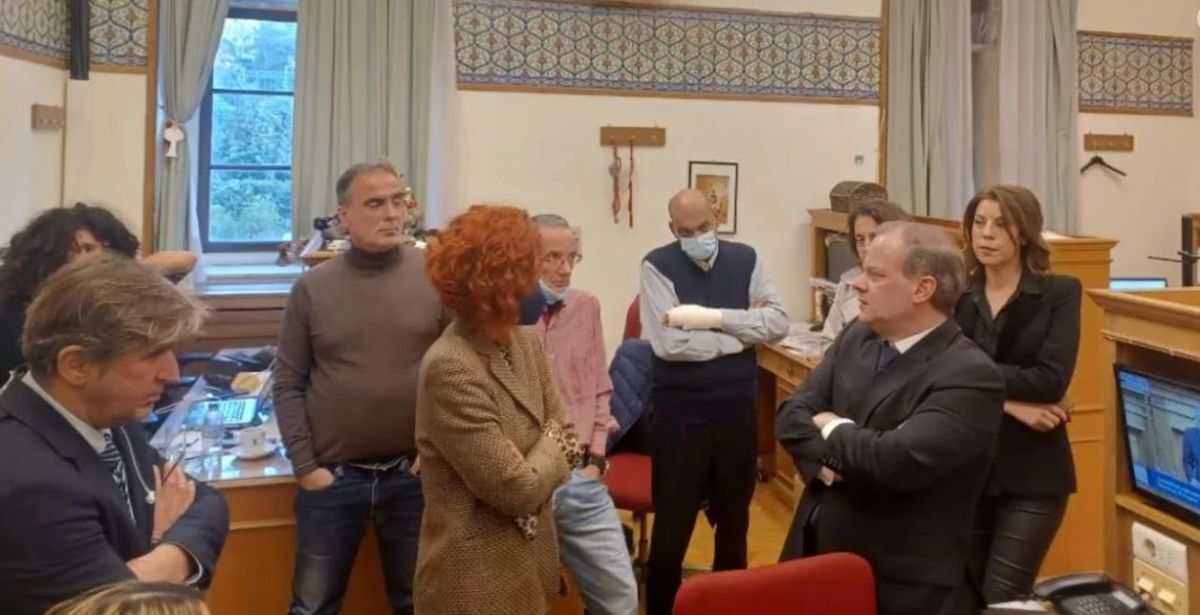Κώστας Καραμανλής: Ευχές και δώρα στους κοινοβουλευτικούς συντάκτες