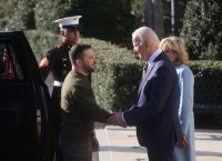 Στον Λευκό Οίκο ο Ζελένσκι: Τον υποδέχθηκε ο Τζο Μπάιντεν και η σύζυγός του Τζιλ Στον Λευκό Οίκο ο Ζελένσκι: Τον υποδέχθηκε ο Τζο Μπάιντεν και η σύζυγός του Τζιλ