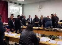 Κρήτη: Της Τουρκίας σε συνεδρίαση δημοτικού Συμβουλίου – Πιάστηκαν στα χέρια [vid]