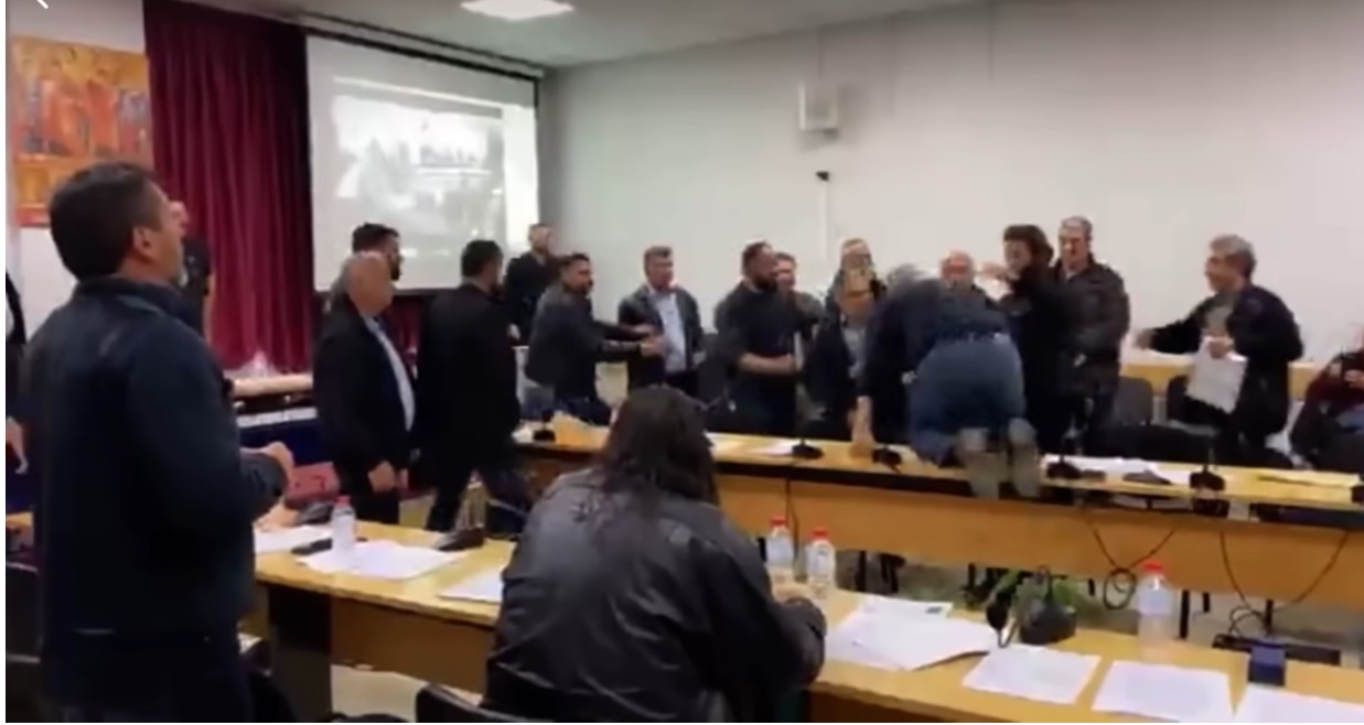 Κρήτη: Της Τουρκίας σε συνεδρίαση δημοτικού Συμβουλίου – Πιάστηκαν στα χέρια [vid]