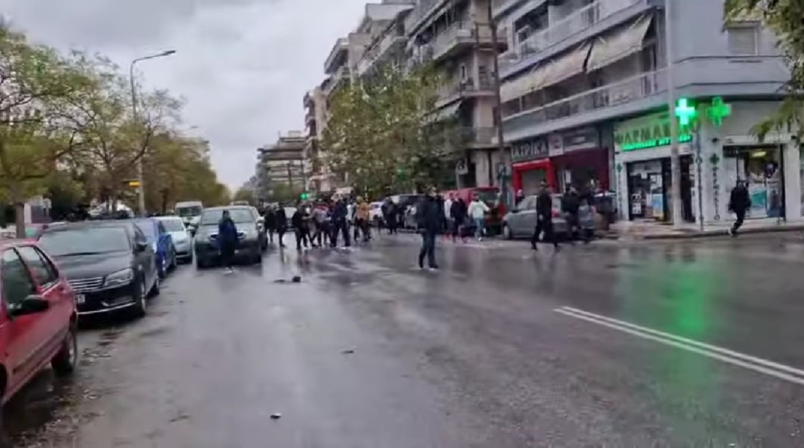 Θεσσαλονίκη: Επεισόδια έξω από το Ιπποκράτειο για τον πυροβολισμό του 16χρονου
