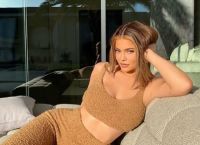 Kylie Jenner: Βουτά με μικροσκοπικό μαύρο μπικίνι σε τζακούζι και ποζάρει δίπλα στο χιόνι