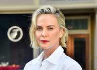 Charlize Theron: «H τραγωδία στα παδικά μου χρόνια με έκανε να καταλάβω ότι τα αντέχω όλα»
