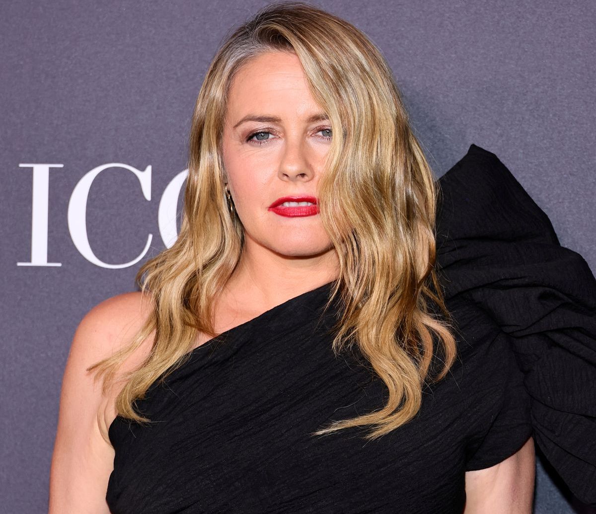 Alicia Silverstone: Γυμνή σαν την Εύα πόζαρε για καλό σκοπό