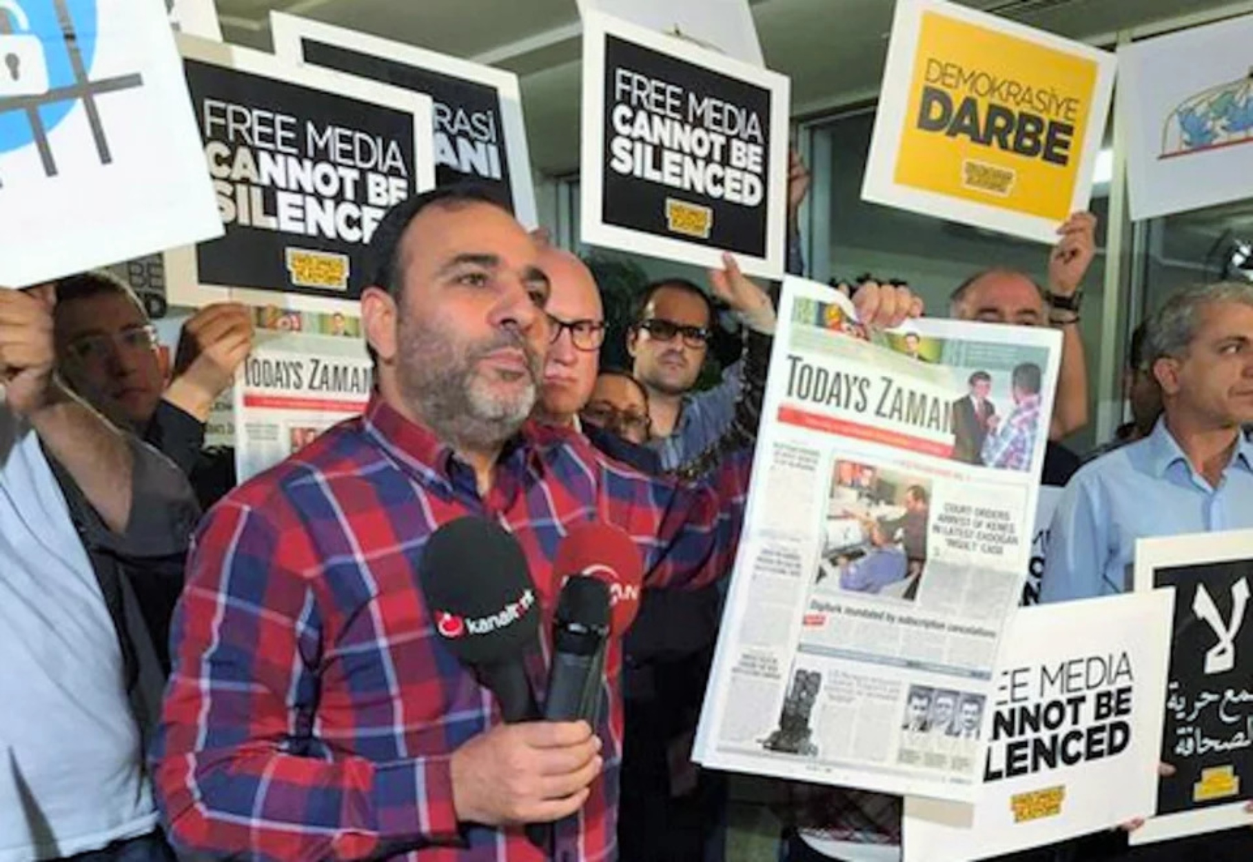 Le Monde: Η σουηδική δικαιοσύνη απορρίπτει την έκδοση δημοσιογράφου στην Τουρκία