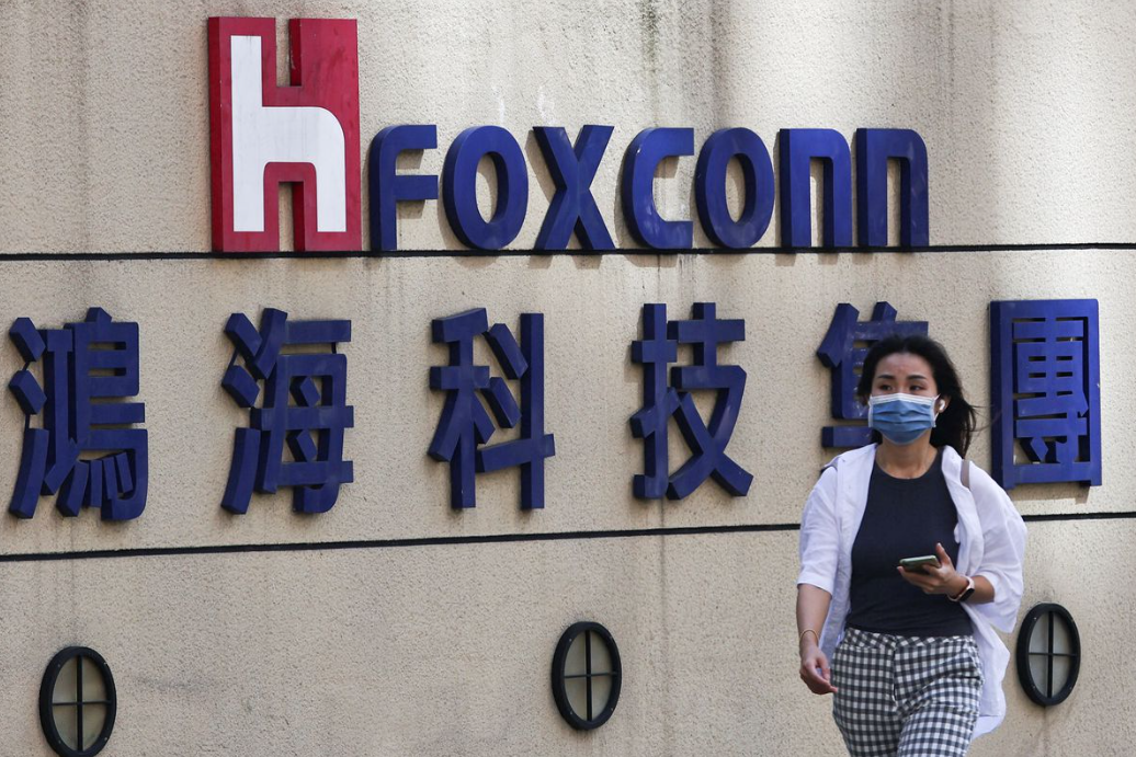 Foxconn: Προσφέρει χρήματα σε εργαζόμενους για να επιστρέψουν στις θέσεις τους στην Apple