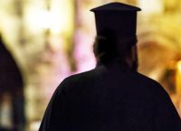 Πάει ο τύπος σ’ έναν ιερέα για να εξομολογηθεί. Του λέει ο ιερέας: