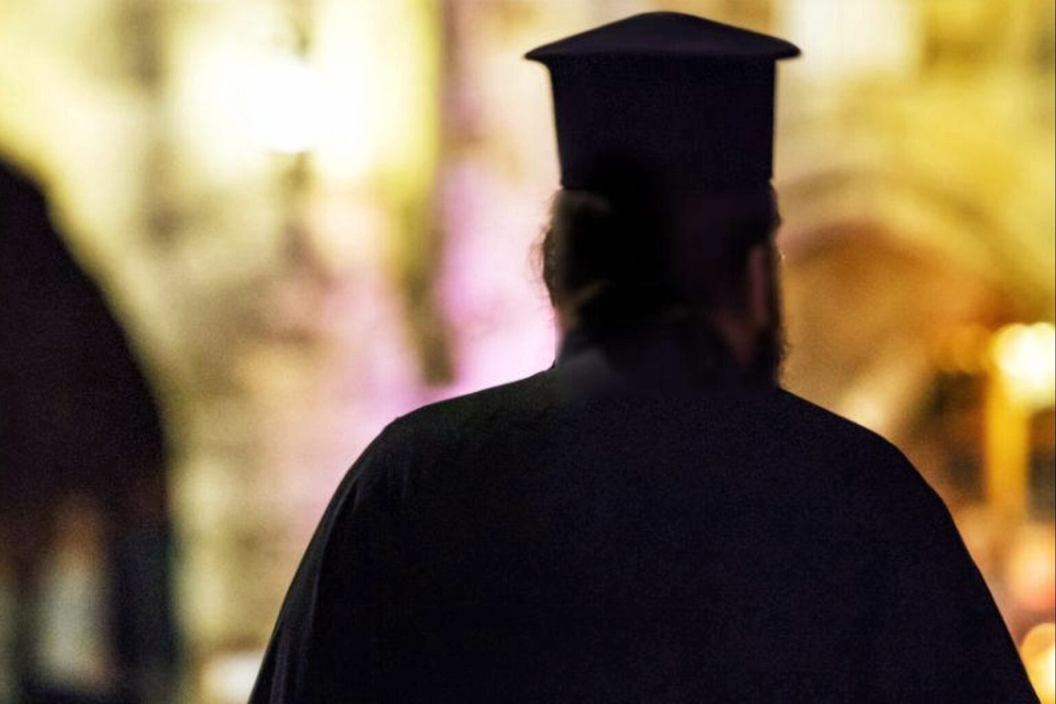 Πάει ο τύπος σ’ έναν ιερέα για να εξομολογηθεί. Του λέει ο ιερέας: