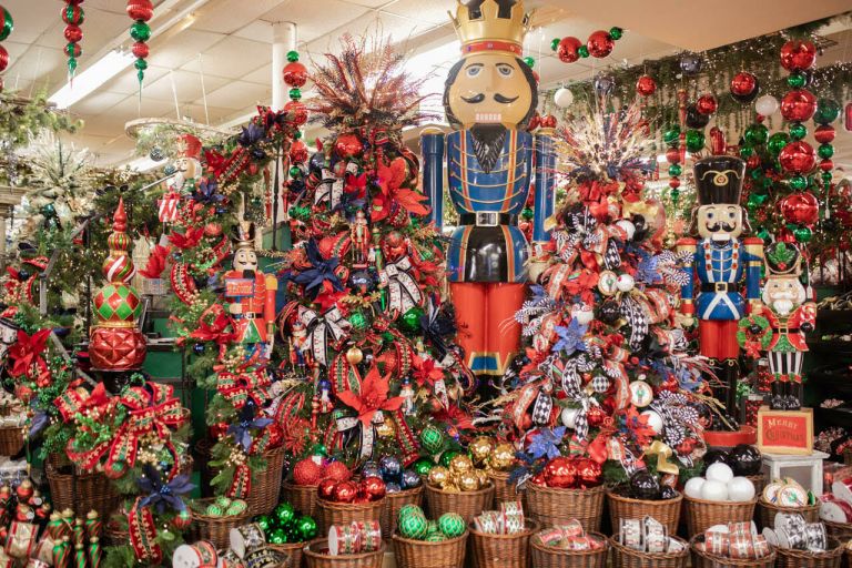 Store holiday hours and Sundays when shops will be open in Athens