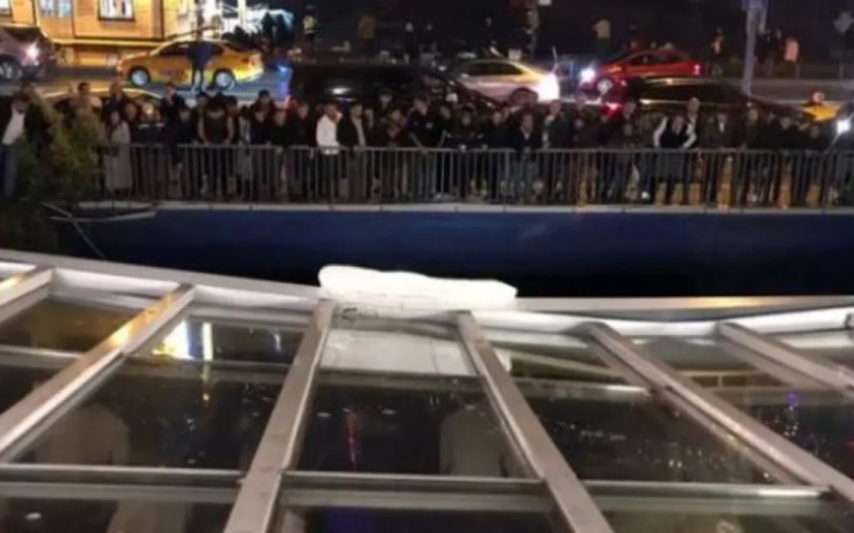 Κωνσταντινούπολη: Πανικός σε εστιατόριο – Πελάτες έπεσαν στη θάλασσα