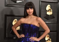 Έξαλλη η Jameela Jamil στο Tik tok: Απαράδεκτο να γυρίσουμε στα σωματότυπα των 90s