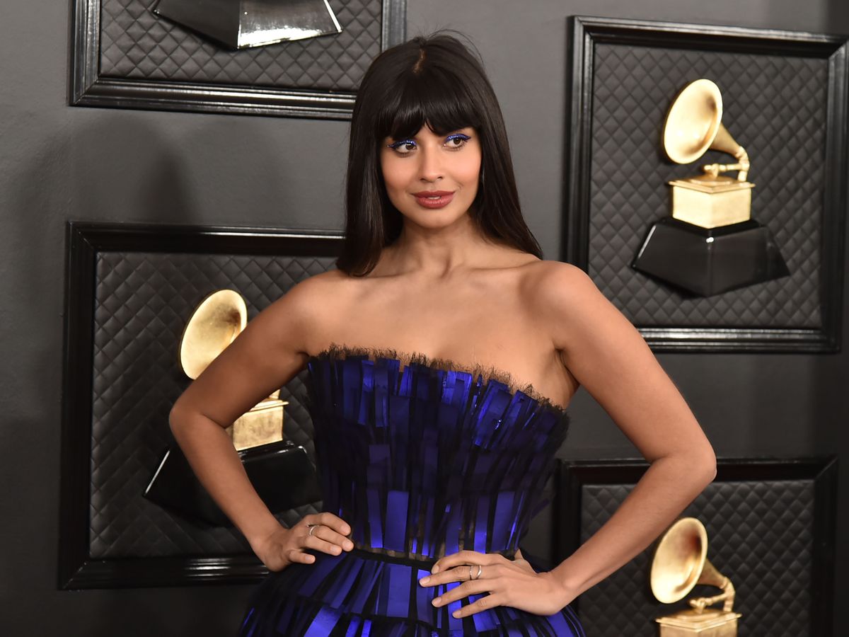 Έξαλλη η Jameela Jamil στο Tik tok: Απαράδεκτο να γυρίσουμε στα σωματότυπα των 90s
