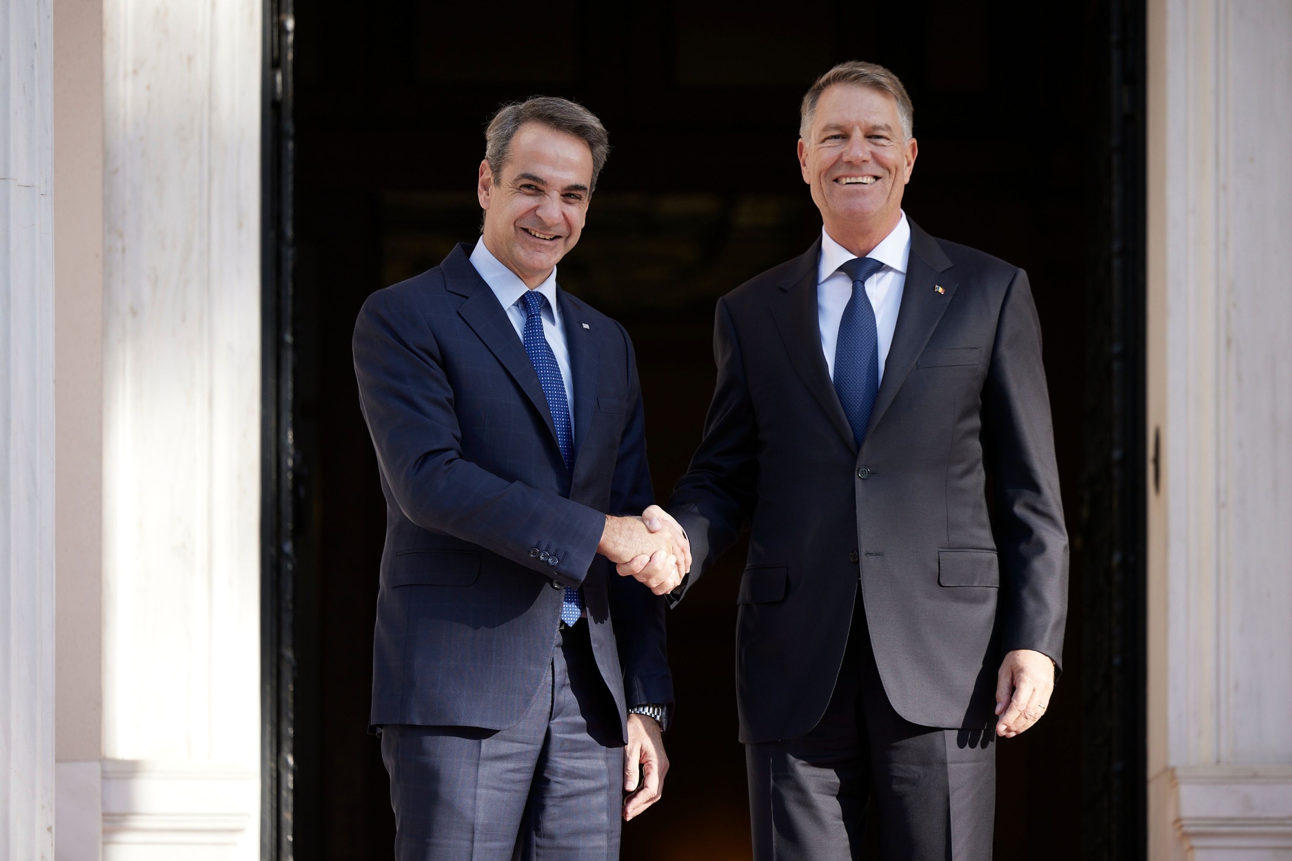 Συνάντηση Μητσοτάκη με τον πρόεδρο της Ρουμανίας: Συζητήθηκε η ανάγκη απεξάρτησης από τα ρωσικά καύσιμα