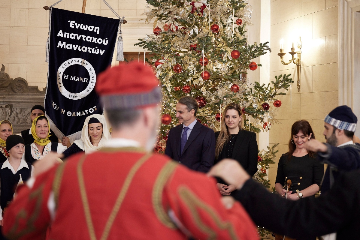 Πρωτοχρονιάτικα κάλαντα από τη Μάνη στον Κυριάκο Μητσοτάκη [pic]
